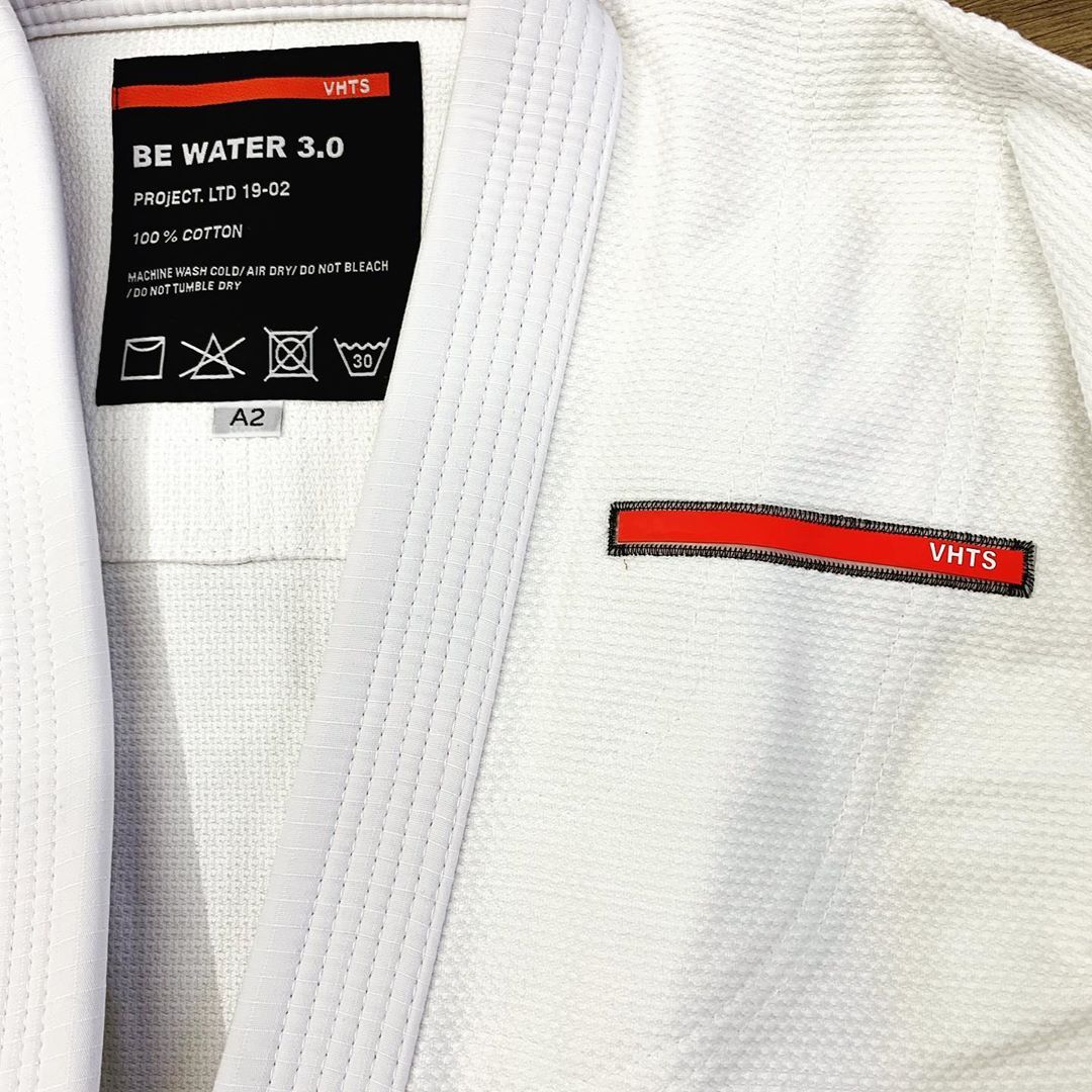 BE WATER 3.0 white THIS IS THIRD DESIGN OF BE WATER KIMONO SERIES NEW DESIGN CAME OUT GREAT MAINTAINING ORIGINAL DESIGN CONCEPT YET INTRODUCING MODERN CUT WITH EDGY AND HIGH QUALITY PATCHES AND LABELS. JACKET: 450 GSM PEARL WEAVE EVA FOAM LAPEL WIDE REINFORCEMENT TAPE ROUND SIDE SLIT FINISH RUBBER LABEL PANTS: 11 OZ COTTON RIP STOP 6 BELT LOOP SYSTEM ROUND DRAW STRING RAISED BACK WIDE REINFORCEMENT TAPE RUBBER LABEL vhts europe