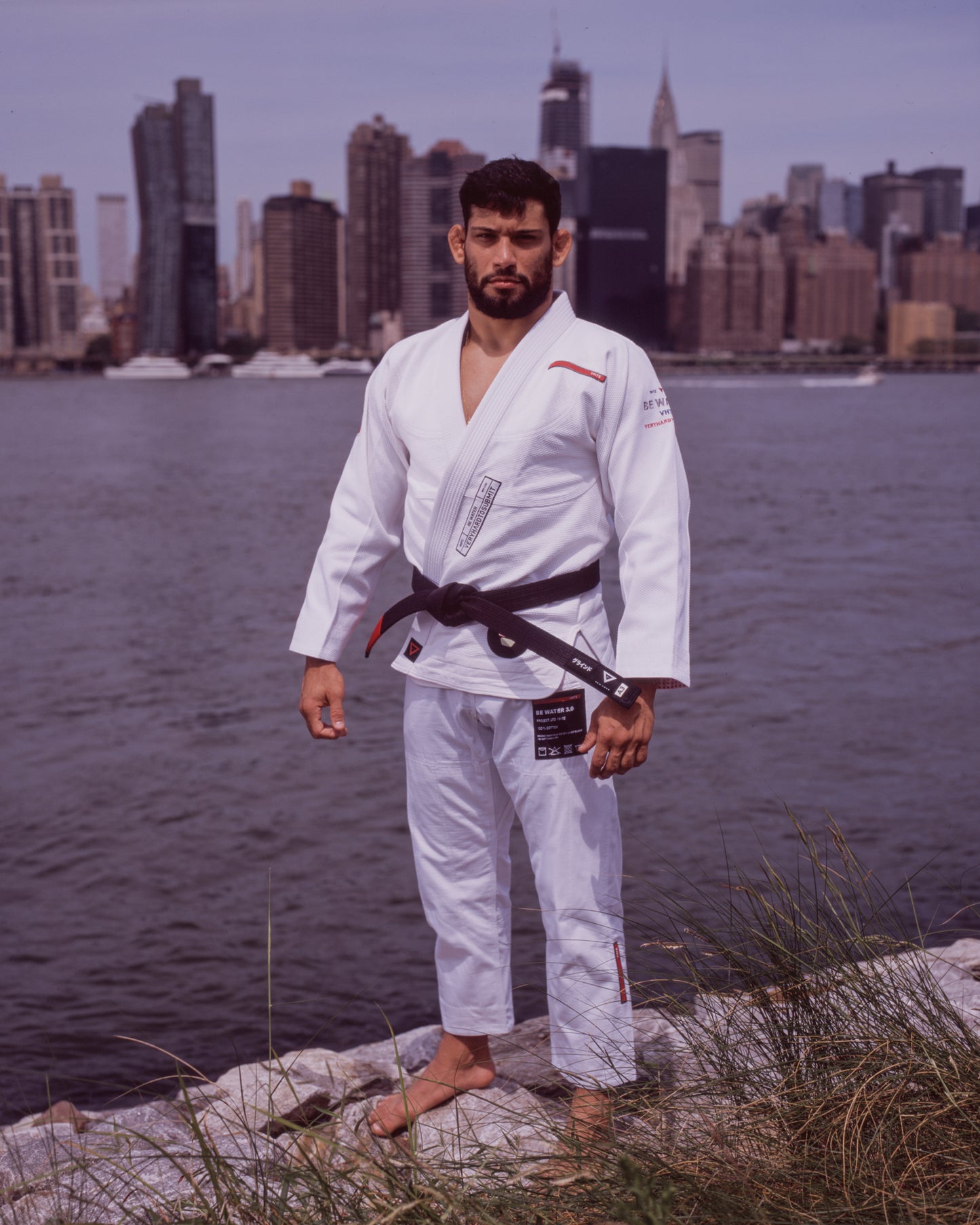 Be Water 3.0 Brazilian Jiu Jitsu Kimono White Bjj White Gi THIS IS THIRD DESIGN OF BE WATER KIMONO SERIES NEW DESIGN CAME OUT GREAT MAINTAINING ORIGINAL DESIGN CONCEPT YET INTRODUCING MODERN CUT WITH EDGY AND HIGH QUALITY PATCHES AND LABELS. JACKET: 450 GSM PEARL WEAVE EVA FOAM LAPEL WIDE REINFORCEMENT TAPE ROUND SIDE SLIT FINISH RUBBER LABEL PANTS: 11 OZ COTTON RIP STOP 6 BELT LOOP SYSTEM ROUND DRAW STRING RAISED BACK WIDE REINFORCEMENT TAPE RUBBER LABEL vhts europe Matheus Diniz